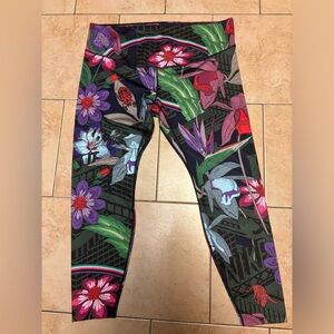 Nike One Icon leggings in dark floral with insects 2XL